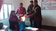स्वास्थ्य स्वयंसेविकाहरू लार्इ सम्मान पत्र वितरण गर्दै गाउँपालिका प्रमुख श्री राम प्रसाद पाण्डेय ज्यू ।